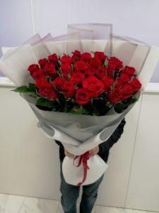 Букет длинных красных роз